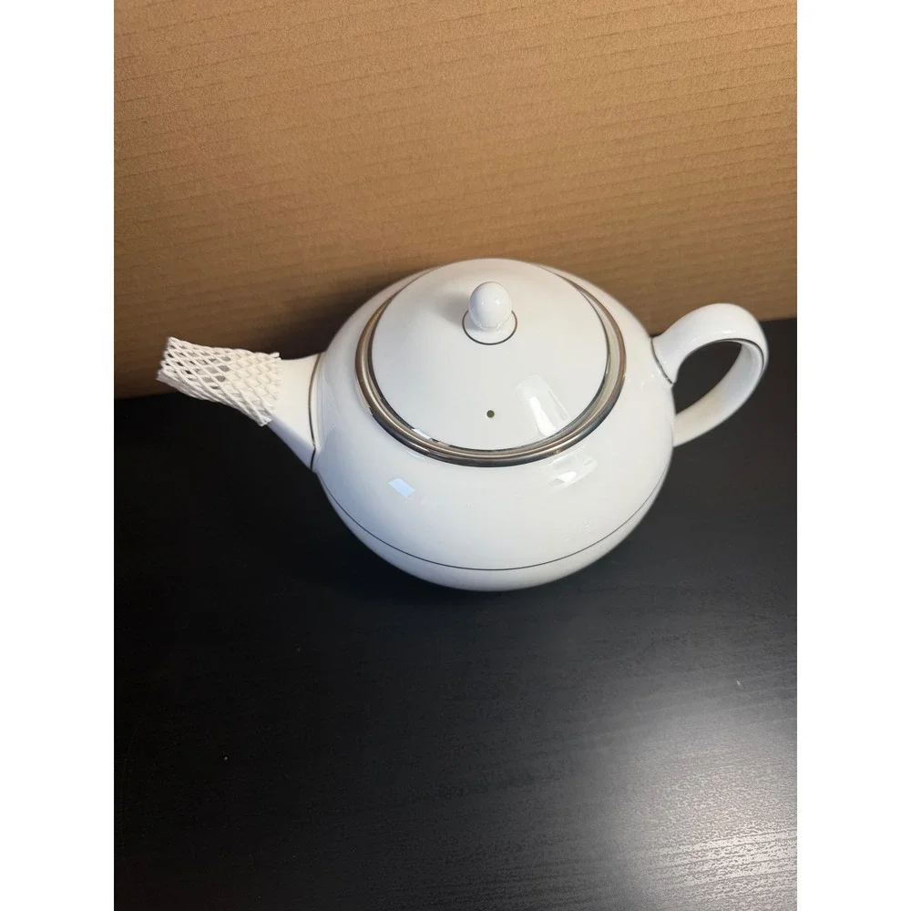 Wedgwood Carlyn W4302 Teapot Bone China Platinum Trim Made in England White